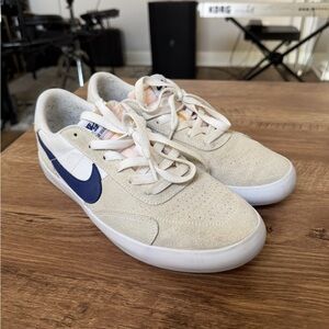 Nike Suede Low-Top SB Heritage Vulc in Cream & Navy
